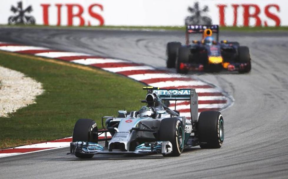 Rosberg, 2°, si è dovuto difendere dagli attacchi di Vettel che in una certa fase gli era avvicinato parecchio. Reuters